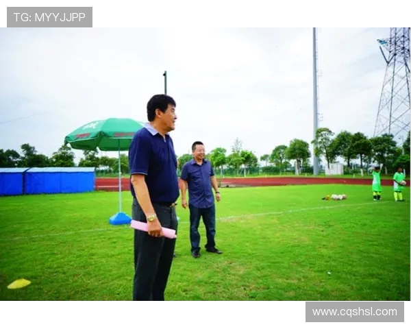 提升足球技巧的三对一训练视频让你的技术更上一层楼